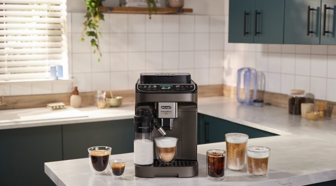 Perfetto from hot to cold: Mit der stylischen Magnifica Duo gelingt jede Kaffeespezialität auf Knopfdruck. (©De'Longhi)