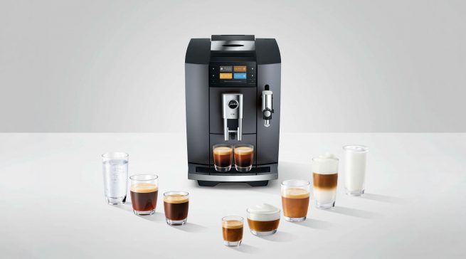 Die Jura E10 in Onyx Grey erweitert die E-Linie um 36 Kaffeespezialitäten und bietet erstmals in dieser Produktlinie die vier Genusswelten Hot Brew, Cold Brew, Light Brew und Sweet Foam.