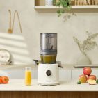 Der Hurom H80ST verarbeitet mit seinem großvolumigen Einfüllbehälter unterschiedliche Obst- und Gemüsesorten und eignet sich auch für Smoothies, pflanzliche Milchalternativen und Sorbets.