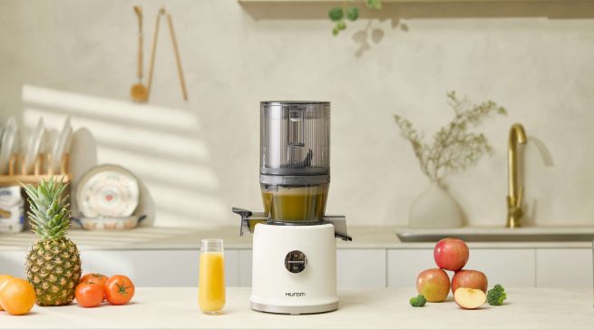 Der Hurom H80ST verarbeitet mit seinem großvolumigen Einfüllbehälter unterschiedliche Obst- und Gemüsesorten und eignet sich auch für Smoothies, pflanzliche Milchalternativen und Sorbets.