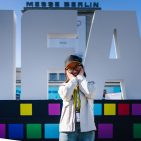 Die IFA 2026 ergänzt die Produktausstellung um Preisverleihungen, Creator-Formate, Live-Podcasts, geführte Branchentouren und Angebote für einen zugänglicheren Messebesuch.