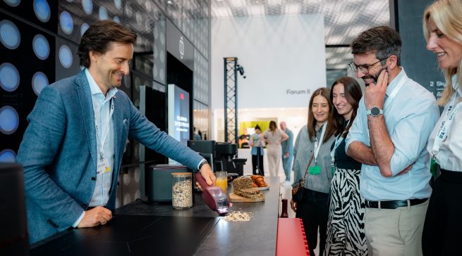 Michael Geisler, Geschäftsführer der AEG Electrolux Hausgeräte GmbH. präsentierte beim IFA Kick-Off in Berlin mit sichtlicher Freude den AEG ErgoMini, der dort seine Weltpremiere feierte.