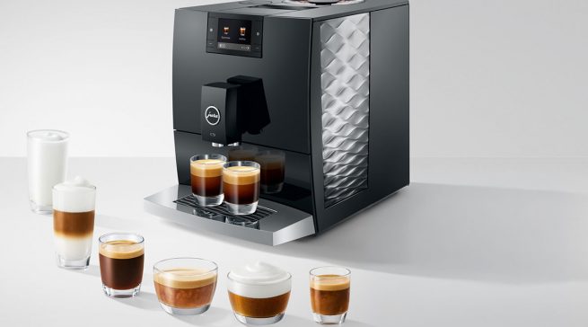 Die JURA C9 erreicht im aktuellen Kaffeevollautomaten-Test der Stiftung Warentest das Qualitätsurteil „Gut“ mit der Note 2,0 und bietet 17 Heißgetränke einschließlich verschiedener Milchkaffeespezialitäten.