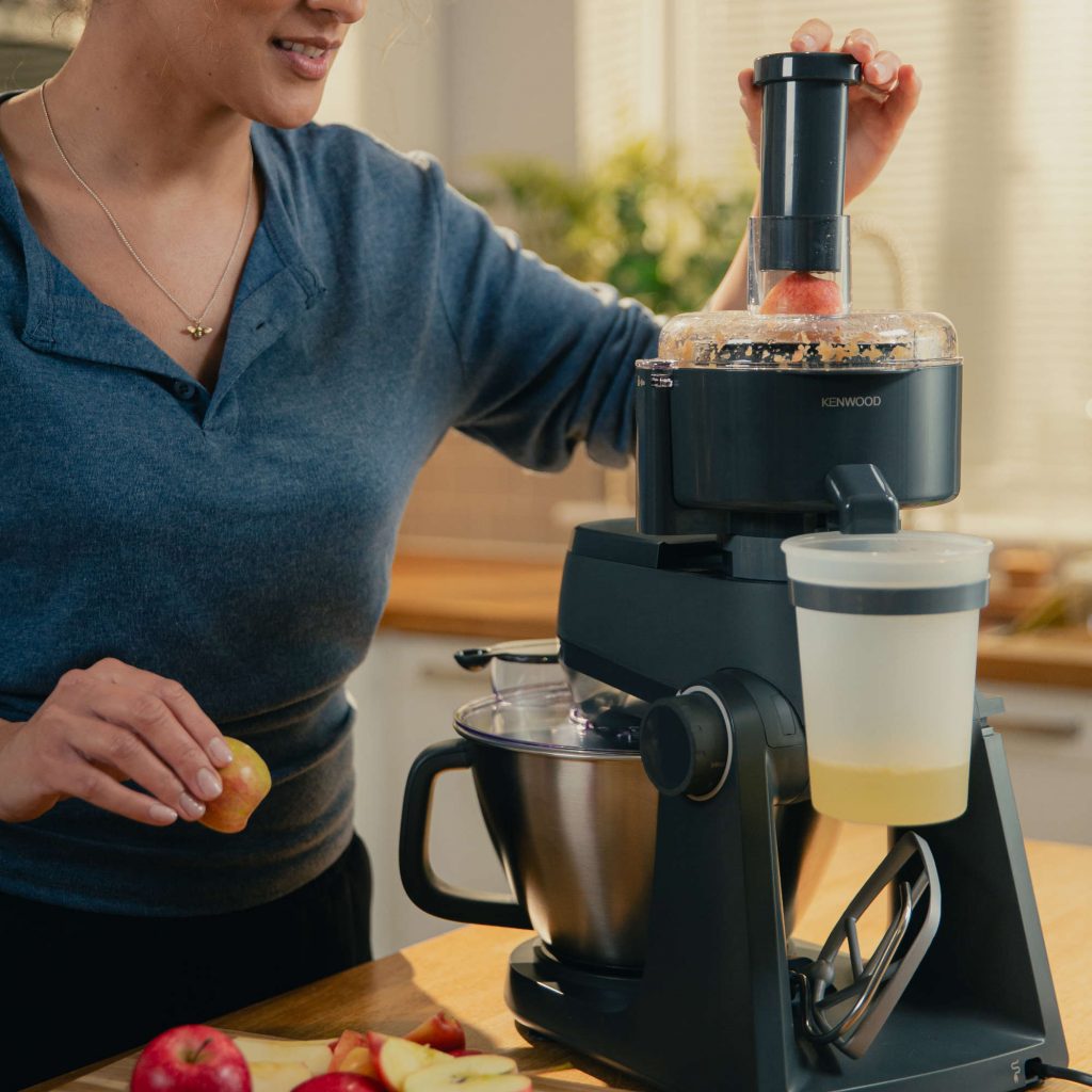Vom Kneten bis zum Entsaften: Je nach Ausstattungsvariante bietet der Kenwood Multi Tasker mit bis zu zehn Zubehörteilen maximale Vielseitigkeit für den Küchenalltag. Foto: Kenwood