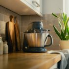 Bereit für den Einsatz: Der Kenwood Multi Tasker KHC30.050GY in Anthrazit kommt mit viel Zubehör für jede Küchenaufgabe. (©Kenwood)