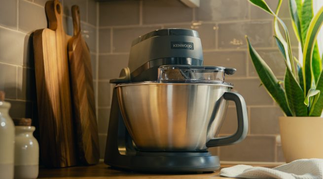 Bereit für den Einsatz: Der Kenwood Multi Tasker KHC30.050GY in Anthrazit kommt mit viel Zubehör für jede Küchenaufgabe. (©Kenwood)