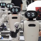 Humanoide Roboter stehen exemplarisch für die Weiterentwicklung intelligenter Robotik und die wachsende Bedeutung von Physical AI in unterschiedlichen Anwendungsbereichen. Bild: LG