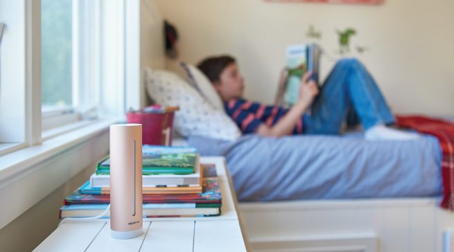 Der Smarte Raumluftsensor von Netatmo misst Temperatur, Luftfeuchtigkeit, CO₂-Gehalt und Lärmpegel und unterstützt damit die Kontrolle des Raumklimas während heißer Sommertage.