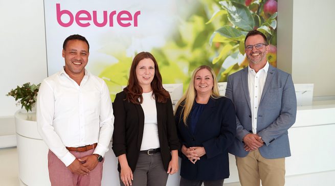 (v. l.) Bokar Sy, Vertriebsleiter Diabetes Care/Medical bei Beurer; Luisa Anders, Sales Administration Manager bei Beurer; Marina Lux, Strategischer Einkauf Investitionsgüter bei Prospitalia; Robert Bunford-Simon, Leitung Strategischer Einkaufsbereich Investitionsgüter bei Prospitalia, am Unternehmenssitz von Beurer in Ulm.