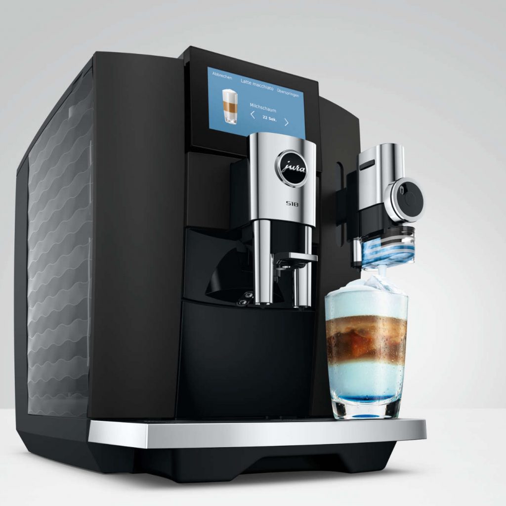 Die Jura S10 in Obsidian Black kombiniert ein kompaktes Design mit 45 Kaffeespezialitäten und ergänzt klassisches Cold Brew um das neue Intense-Cold-Brew-Verfahren.