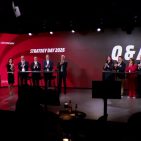 Geschlossen in die Zukunft: Nach der Präsentation der neuen "Moments of Trust"-Strategie und der finalen Q&A-Session verabschiedet sich das Ceconomy-Führungsteam mit Applaus von der Bühne.