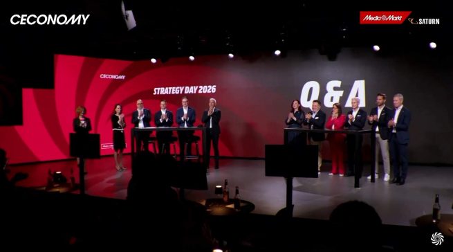 Geschlossen in die Zukunft: Nach der Präsentation der neuen "Moments of Trust"-Strategie und der finalen Q&A-Session verabschiedet sich das Ceconomy-Führungsteam mit Applaus von der Bühne.