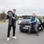 Eine Aluwerk-Pfanne wurde für einen Belastungstest an einem Rennfahrzeug über die Nordschleife des Nürburgrings transportiert und anschließend von Steffen Henssler zur Zubereitung eines Spiegeleis verwendet.