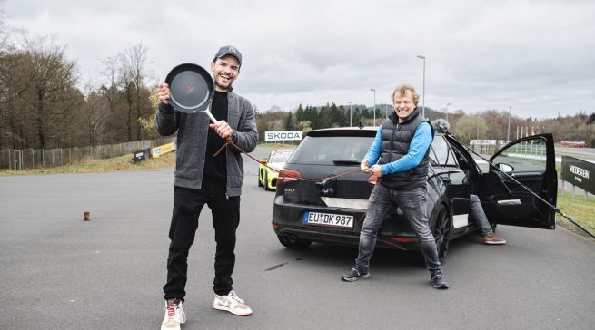 Eine Aluwerk-Pfanne wurde für einen Belastungstest an einem Rennfahrzeug über die Nordschleife des Nürburgrings transportiert und anschließend von Steffen Henssler zur Zubereitung eines Spiegeleis verwendet.