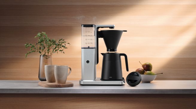 Die Wilfa Zense Alux Thermo CM10ABA-T125 brüht Filterkaffee direkt in eine isolierte Edelstahl-Thermokanne und verfügt über das BrewFresh System, das bei jedem Brühvorgang frisches Wasser bereitstellt.