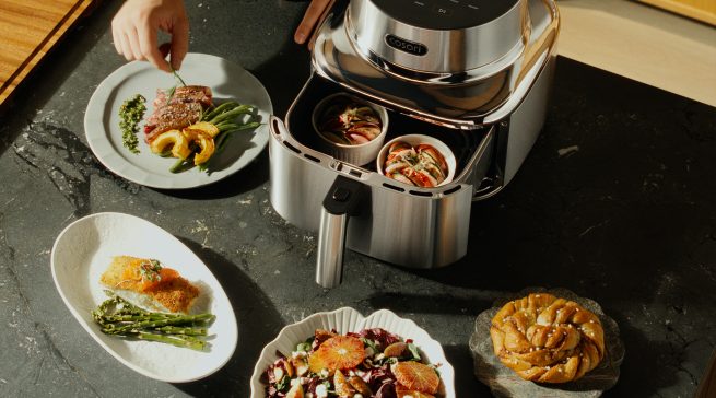Airfryer ermöglichen die Zubereitung unterschiedlicher Speisen in einem kompakten Garraum und können insbesondere im Sommer eine Alternative zum Backofen darstellen. Foto: COSORI ICONIC Single