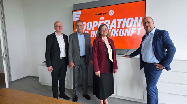 Der Vorstand der expert SE (v. l. n. r.: Christoph Komor, Dr. Stefan Müller, Daniela Schreckling und Holger Pöppe) stellte auf der Bilanzpressekonferenz 2026 die Weichen für die Zukunft: Nach einer erfolgreichen organisatorischen Neuaufstellung stehen mit der „Strategie 2030+“ nun die stärkere Verzahnung von stationärem Handel und Onlinegeschäft sowie neue Partnerschaften im Mittelpunkt. Foto: G. Wagner