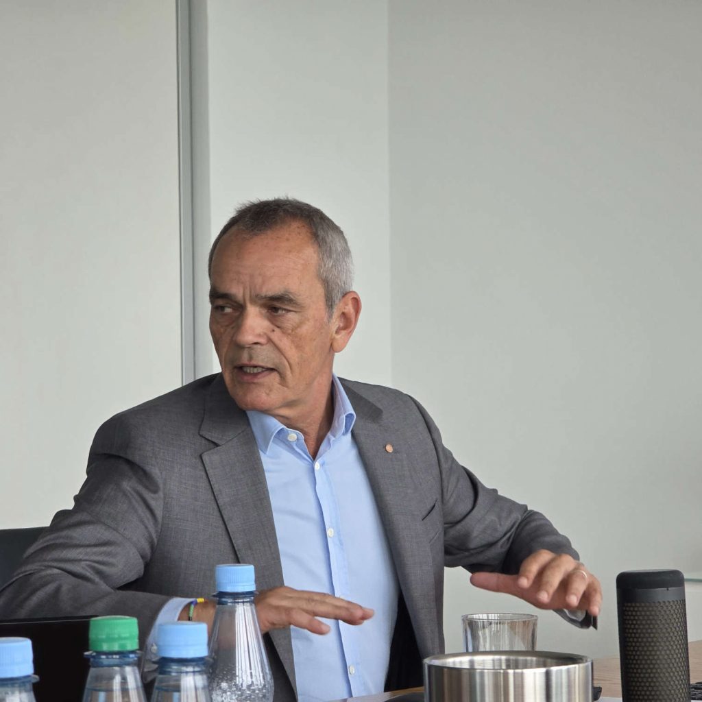 Dr. Stefan Müller steht bei der Q&A-Session in der expert Zentrale in Langenhagen Rede und Antwort.