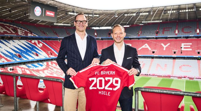 Dr. Axel Kniehl, Geschäftsführer Marketing & Sales der Miele Gruppe (links), und Rouven Kasper, Vorstand Marketing und Vertrieb des FC Bayern München, besiegeln die Verlängerung der Partnerschaft bis einschließlich der Saison 2028/29. (Fotos: Miele)