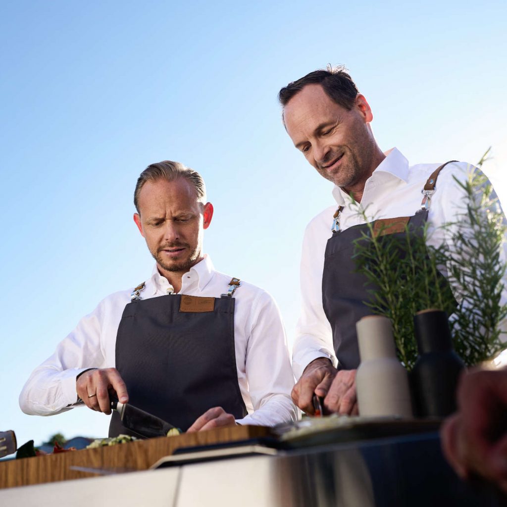 Dr. Axel Kniehl und Rouven Kasper kochen gemeinsam an
der Miele Outdoor-Küche. Im Rahmen der Partnerschaft schaffen
beide Partner zukünftig neue Formate und Aktivierungen rund um das
Thema Outdoor Cooking.