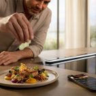 Der CulinaryCoach wird zum intelligenten Begleiter im Kochalltag: Er verbindet App und Backofen, überträgt die passenden Einstellungen und unterstützt bei der Zubereitung – für mehr Sicherheit, weniger Aufwand und Ergebnisse, die gelingen. (Fotos: Miele)