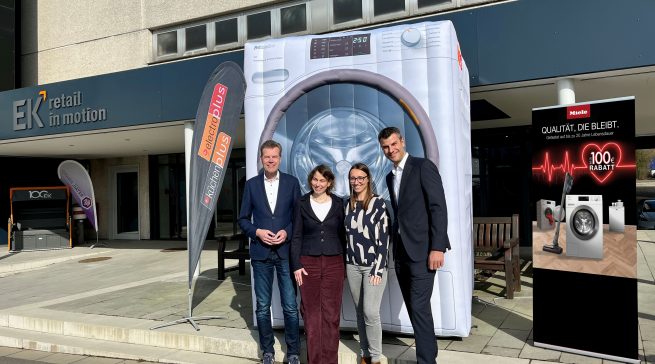 electroplus küchenplus und Miele feiern Kampagnenerfolg mit deutlichem Umsatzplus (v.l.n.r.): Franz Schreckenberg (Team Lead Category Management Electro, EK Retail), Alice Jank (Category Managerin Major Domestic Appliances, EK Retail), Meike Ullrich (Senior Concept Manager electroplus, EK Retail) und Daniel Ellies (Key Account Manager, Miele Vertriebsgesellschaft Deutschland KG).