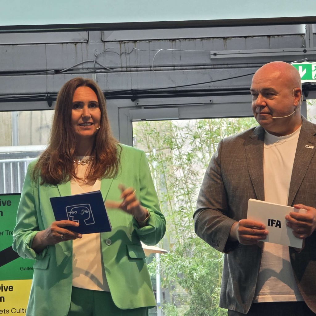 Dialog statt Frontalvortrag: Leif Lindner und Carine Chardon stellen das neuartige Warm-Up-Konzept vor, das den persönlichen Austausch in den Mittelpunkt rückt.