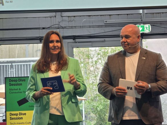 Dialog statt Frontalvortrag: Leif Lindner und Carine Chardon stellen das neuartige Warm-Up-Konzept vor, das den persönlichen Austausch in den Mittelpunkt rückt.