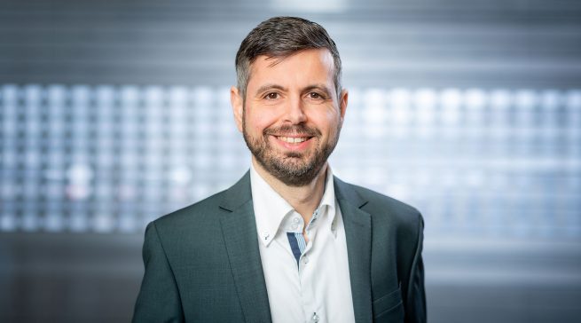 Marcel Kühn, Director Sales & Marketing bei Amica International, sieht in der neuen Matt-Optik nicht nur einen Designtrend, sondern auch praktische Vorteile für Handel und Kunden – von geringerer Schmutzempfindlichkeit bis zu höherer Robustheit.