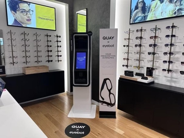 Die Quay-x-eyebot-Technologie ist bereits in ausgewählten Filialen installiert. Eine Ausweitung auf weitere Standorte ist geplant. Foto: Quay.