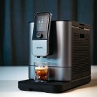 Die neuen Kaffeevollautomaten der Nivona-8000er-Serie bereiten neben klassischen Kaffeespezialitäten und Chilled Brew auch mit Stickstoff angereicherten Nitro Chilled Brew zu.