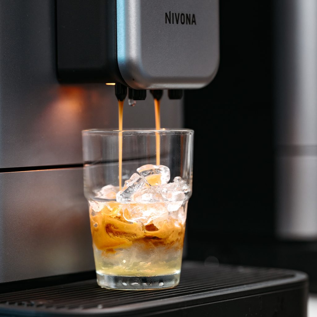 Nitro Chilled Brew auf Knopfdruck: Die neuen Modelle der Nivona-8000er-Serie bereiten den kalt gebrühten, mit Stickstoff angereicherten Kaffee mit charakteristisch cremiger Schaumkrone direkt im Vollautomaten zu.