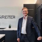 Olaf Nedorn, Geschäftsführer der GGV Handelsgesellschaft, präsentiert die Einbaugerätemarke vonReiter für den stationären Küchen- und Möbelfachhandel.