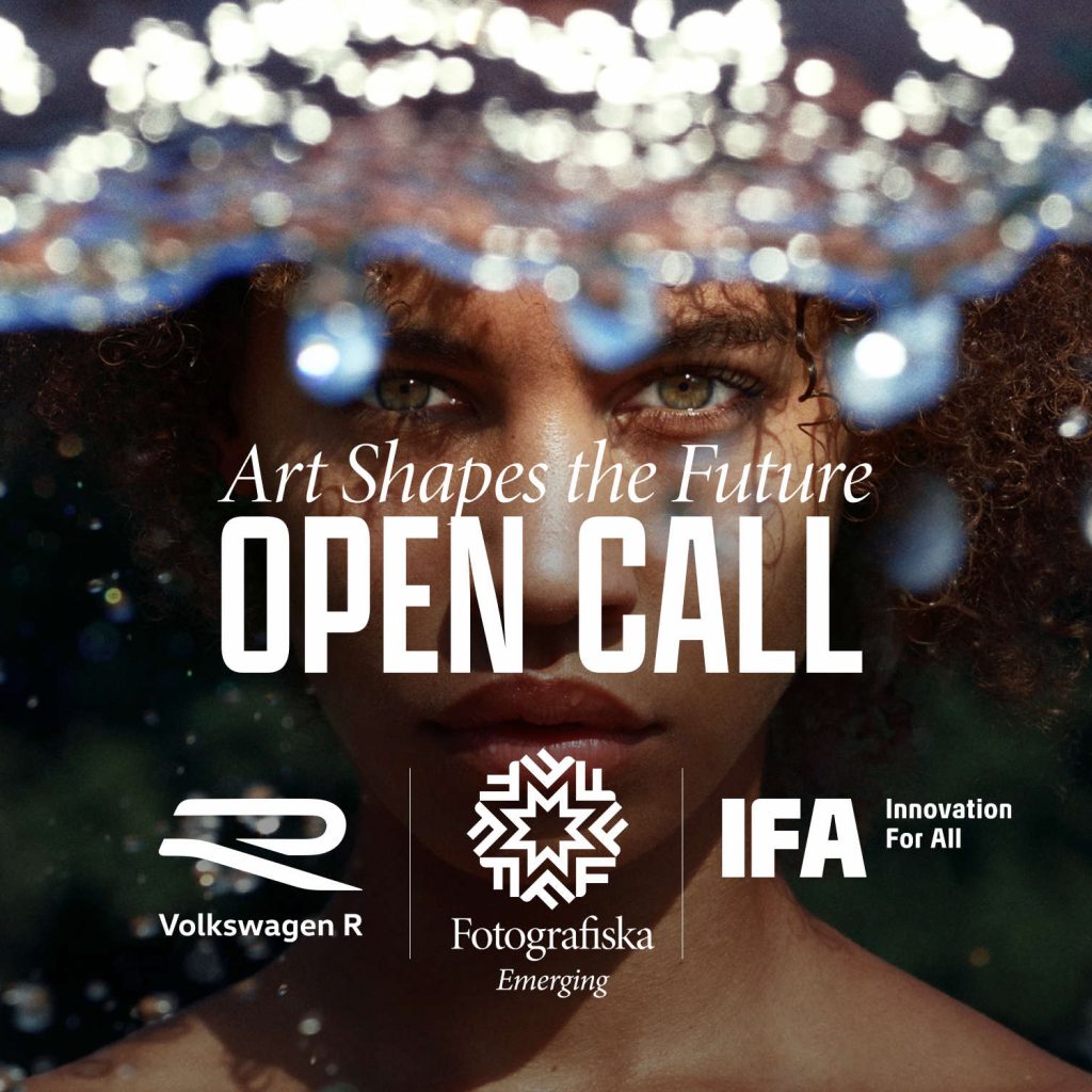 Visuelle Kraft der Dreier-Allianz: Das offizielle Kampagnenmotiv der Initiative „Art Shapes The Future“ von IFA Berlin, Fotografiska Berlin und Volkswagen R.