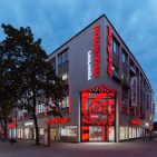 Das neue Tech Village Köln von MediaMarktSaturn verbindet auf mehr als 6.000 Quadratmetern klassische Verkaufsflächen, Marken-Boutiquen, digitale Erlebniswelten, Services und die Gaming-Welt Xperion.