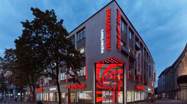 Das neue Tech Village Köln von MediaMarktSaturn verbindet auf mehr als 6.000 Quadratmetern klassische Verkaufsflächen, Marken-Boutiquen, digitale Erlebniswelten, Services und die Gaming-Welt Xperion.