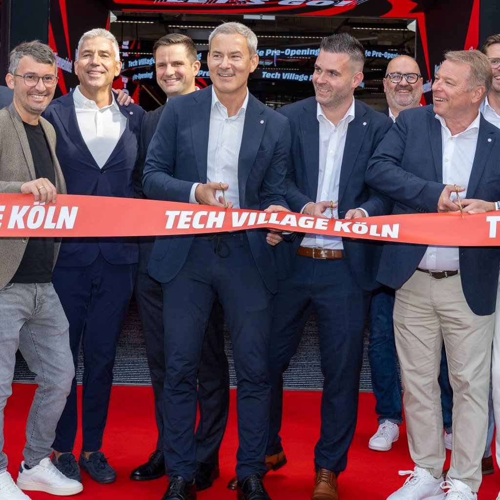 Mit dem traditionellen Ribbon Cut wurde das neue Tech Village Köln von MediaMarktSaturn offiziell eröffnet.