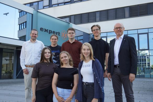 Obere Reihe v. l. n. r.: Tjerk Nolte (Ausbildungsleiter in der expert-Zentrale), Julian Pongs (Fachinformatiker für Anwendungsentwicklung), Bennet Paul (Kaufmann für Groß- und Außenhandelsmanagement), Finn Wiggers (Fachinformatiker für Systemintegration), Christoph Komor (Einzelhandelsvorstand der expert SE), untere Reihe v. l. n. r.: Marie Hallmann (Kauffrau im E-Commerce), Hannah Thelemann (Duales Studium Business Administration), Tabea Wichmann (Duales Studium Business Administration)