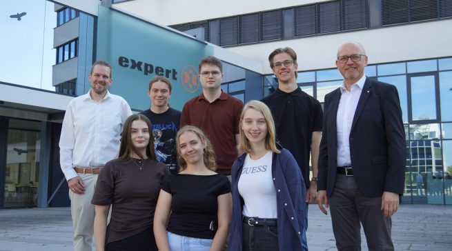 Obere Reihe v. l. n. r.: Tjerk Nolte (Ausbildungsleiter in der expert-Zentrale), Julian Pongs (Fachinformatiker für Anwendungsentwicklung), Bennet Paul (Kaufmann für Groß- und Außenhandelsmanagement), Finn Wiggers (Fachinformatiker für Systemintegration), Christoph Komor (Einzelhandelsvorstand der expert SE), untere Reihe v. l. n. r.: Marie Hallmann (Kauffrau im E-Commerce), Hannah Thelemann (Duales Studium Business Administration), Tabea Wichmann (Duales Studium Business Administration)