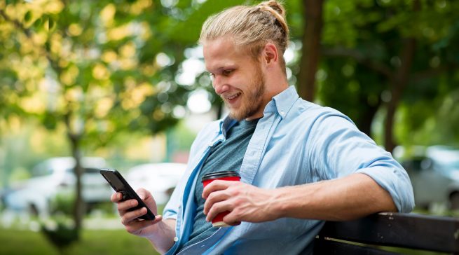 Die YouGov-Analyse zeigt, dass werteorientierte Verbraucher überdurchschnittlich jung, urban und digital orientiert sind und höhere Anforderungen an Nachhaltigkeit, Authentizität und gesellschaftliches Engagement von Marken stellen.