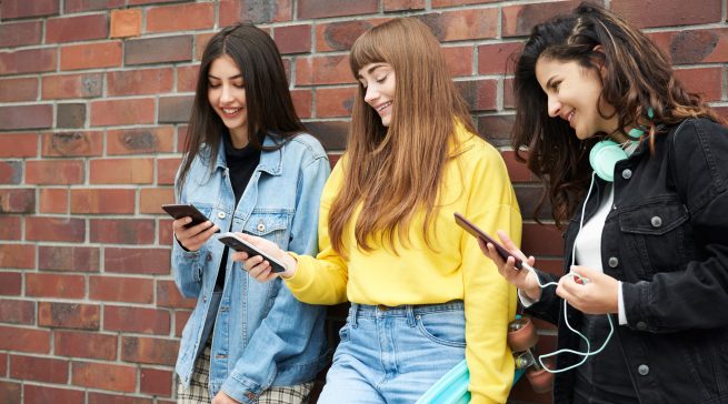 Eine Studie von Rival Technologies zeigt, dass viele Angehörige der Generation Z KI-generiertes Marketing kritisch bewerten – insbesondere dann, wenn die Technologie menschliche Kreativität vollständig ersetzt.