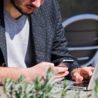 Die YouGov-Studie zeigt, dass Suchmaschinen, Kartendienste und KI-Assistenten die digitale Vorbereitung von Produktrecherche und lokaler Anbietersuche zunehmend gemeinsam prägen.
