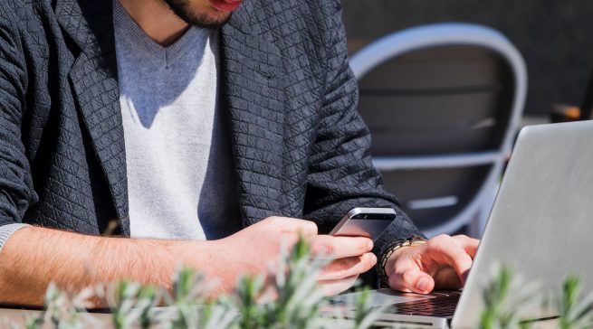 Die YouGov-Studie zeigt, dass Suchmaschinen, Kartendienste und KI-Assistenten die digitale Vorbereitung von Produktrecherche und lokaler Anbietersuche zunehmend gemeinsam prägen.