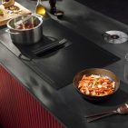 AEG präsentiert auf der IFA 2026 unter anderem das neue 7000 Kochfeld mit OnePot Pasta-Funktion sowie weitere Neuheiten aus den Bereichen Bodenpflege, Wäschepflege und Elektrokleingeräte.
