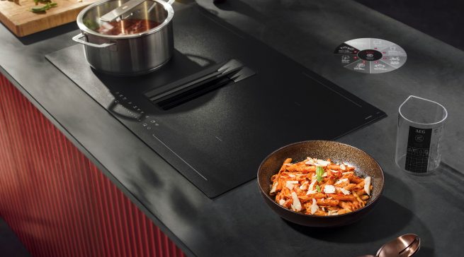 AEG präsentiert auf der IFA 2026 unter anderem das neue 7000 Kochfeld mit OnePot Pasta-Funktion sowie weitere Neuheiten aus den Bereichen Bodenpflege, Wäschepflege und Elektrokleingeräte.