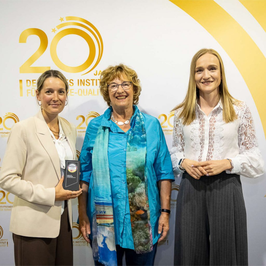 Schirmherrin des Awards ist Brigitte Zypries (Mi.), Bundesministerin a. D. Nina Ruhnow (li., Abteilungsleitung Nachhaltigkeitsmanagement Wertgarantie) und Marina Droste (Teamleitung Nachhaltigkeitskommunikation Wertgarantie) nehmen den Preis entgegen. Foto: Thomas Ecke/DISQ/DUP/ntv