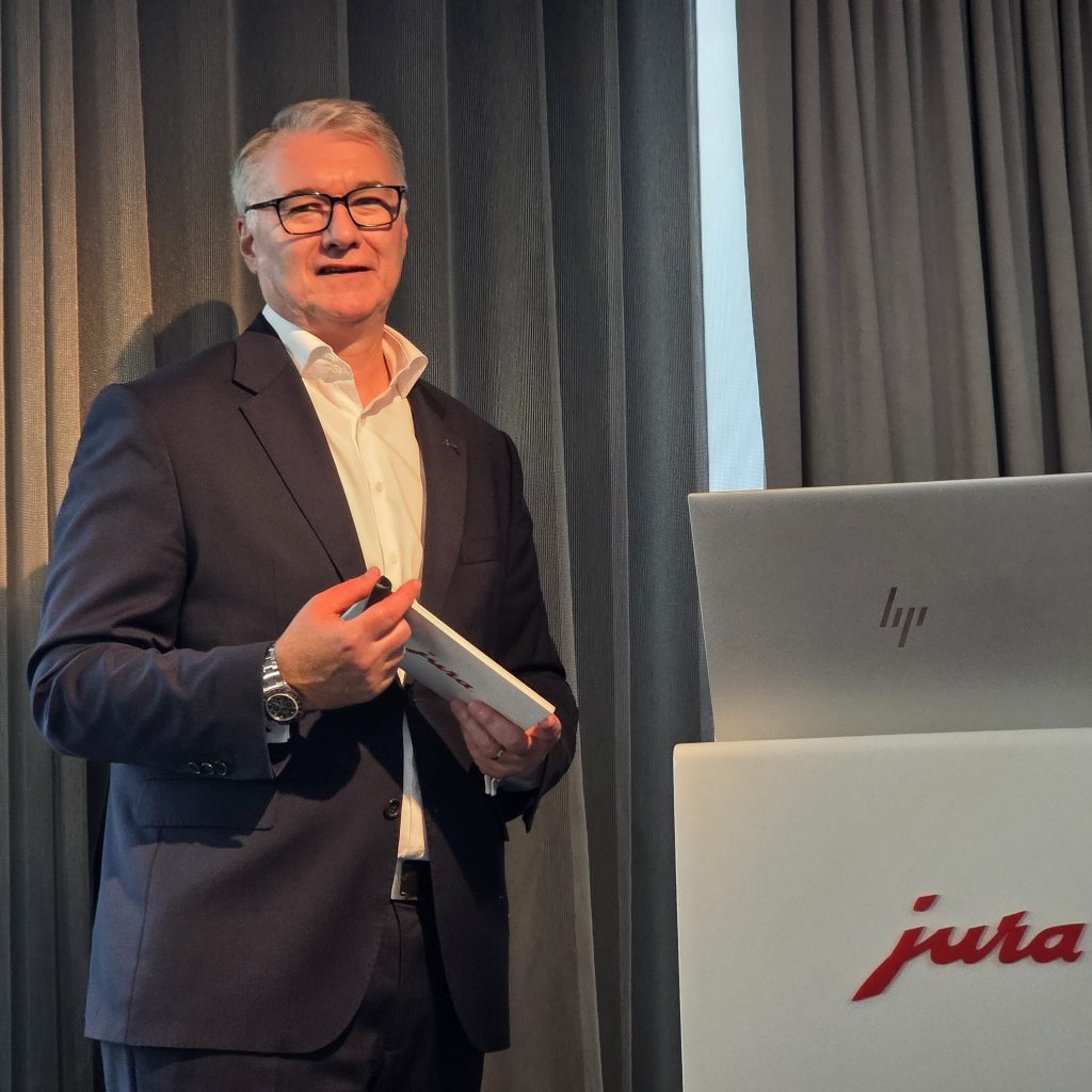 Horst Nikolaus, Geschäftsführer von Jura Deutschland, präsentierte die IFA-Neuheiten 2026 im Rahmen der Auftaktpressekonferenz auf dem Gelände der KPM Berlin. Foto: G. Wagner