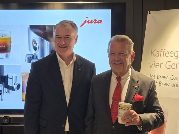 Jura-Geschäftsführer Horst Nikolaus (l.) begrüßte Jörg Woltmann, Vorsitzender des Vorstands und Inhaber der Königlichen Porzellan-Manufaktur Berlin, als Special Guest bei Jura -Dinner zur IFA 2026 im KPM Hotel & Residences. Foto: G. Wagner