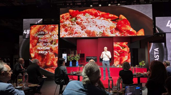 AEG zeigt auf der IFA 2026 Neuheiten für Küche, Boden- und Wäschepflege. Im Mittelpunkt des Messeauftritts steht das neue AEG 7000 Kochfeld mit OnePot Pasta-Funktion. Foto: G. Wagner