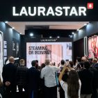 Steamer oder Bügelsystem? Laurastar führt mit Studio beide Anwendungen in einem kompakten Konzept zusammen. Die auf der IFA 2026 als Weltneuheit vorgestellte Lösung kommt im April 2027 auf den Markt und kombiniert Dampftechnik, aktiven Bügeltisch und digitale Unterstützung.